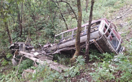 Nepalda məktəb avtobusu qəzaya uğrayıb 