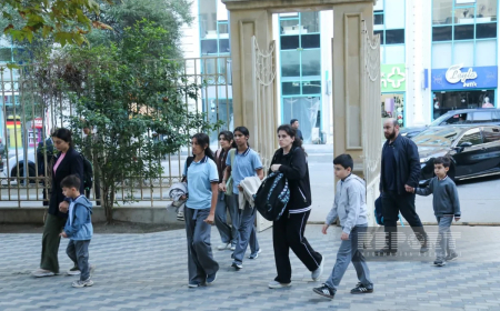 Bakıda 53 nömrəli tam orta məktəbdə məktəbli formasına nəzarət edilir 