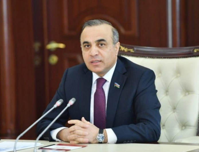 Azay Quliyev: “Vahid məktəbli formasının tətbiqi kiminsə dini inancına qarşı yönəlməyib”