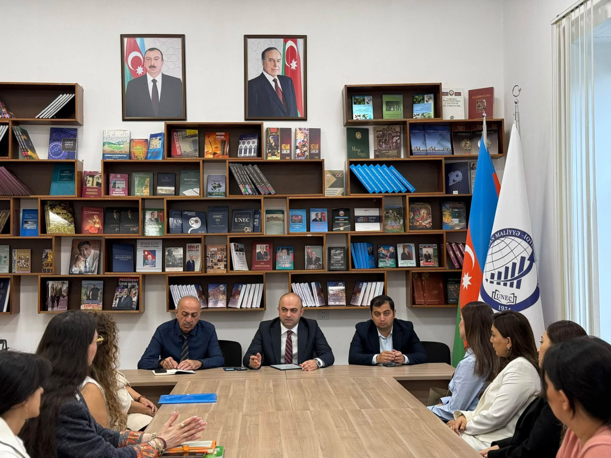 "Tələbə olsaydıq, öz dərsimizdə oturmaq istəyərdikmi?" mövzusunda müzakirə aparılıb