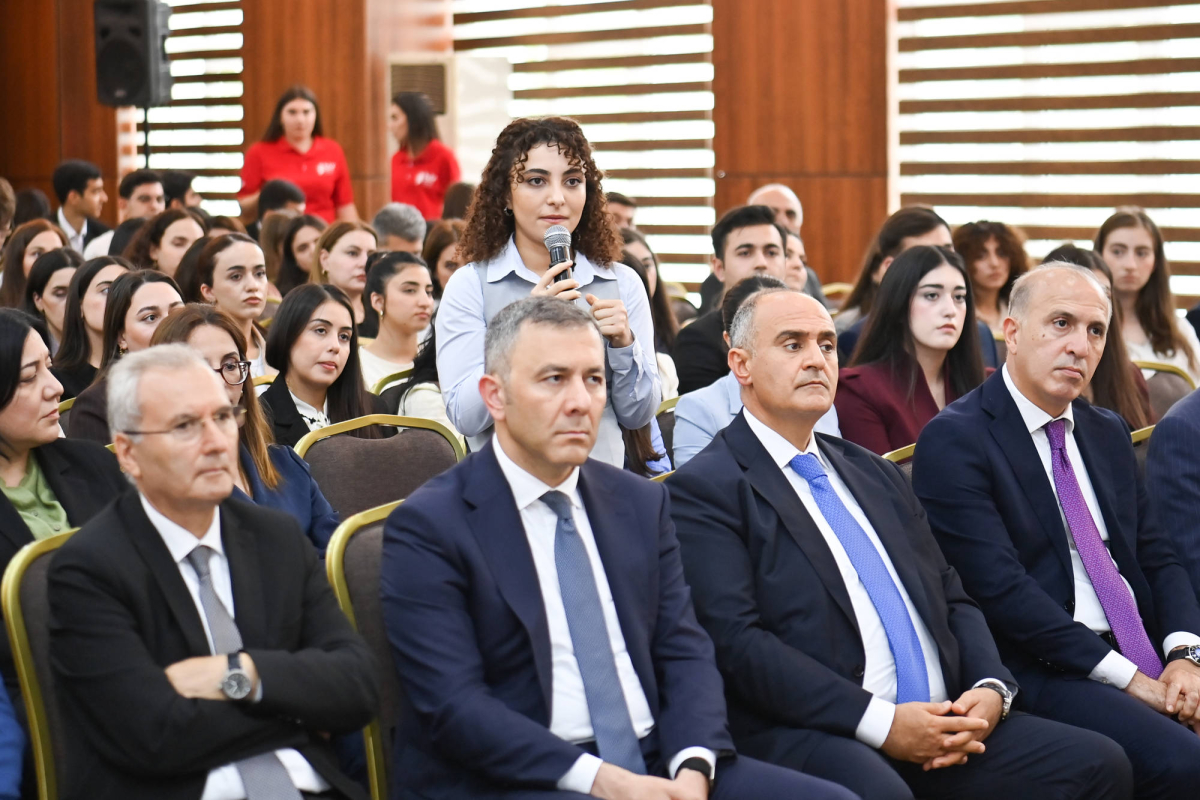 Bahar Muradova “Danışır təcrübə” layihəsinin qonağı olub