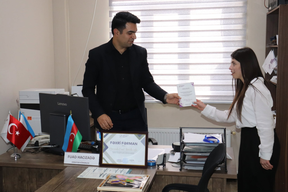 Gələcəyin qrafik dizaynerləri müəllimlərini ilk əl işləri ilə təbrik ediblər