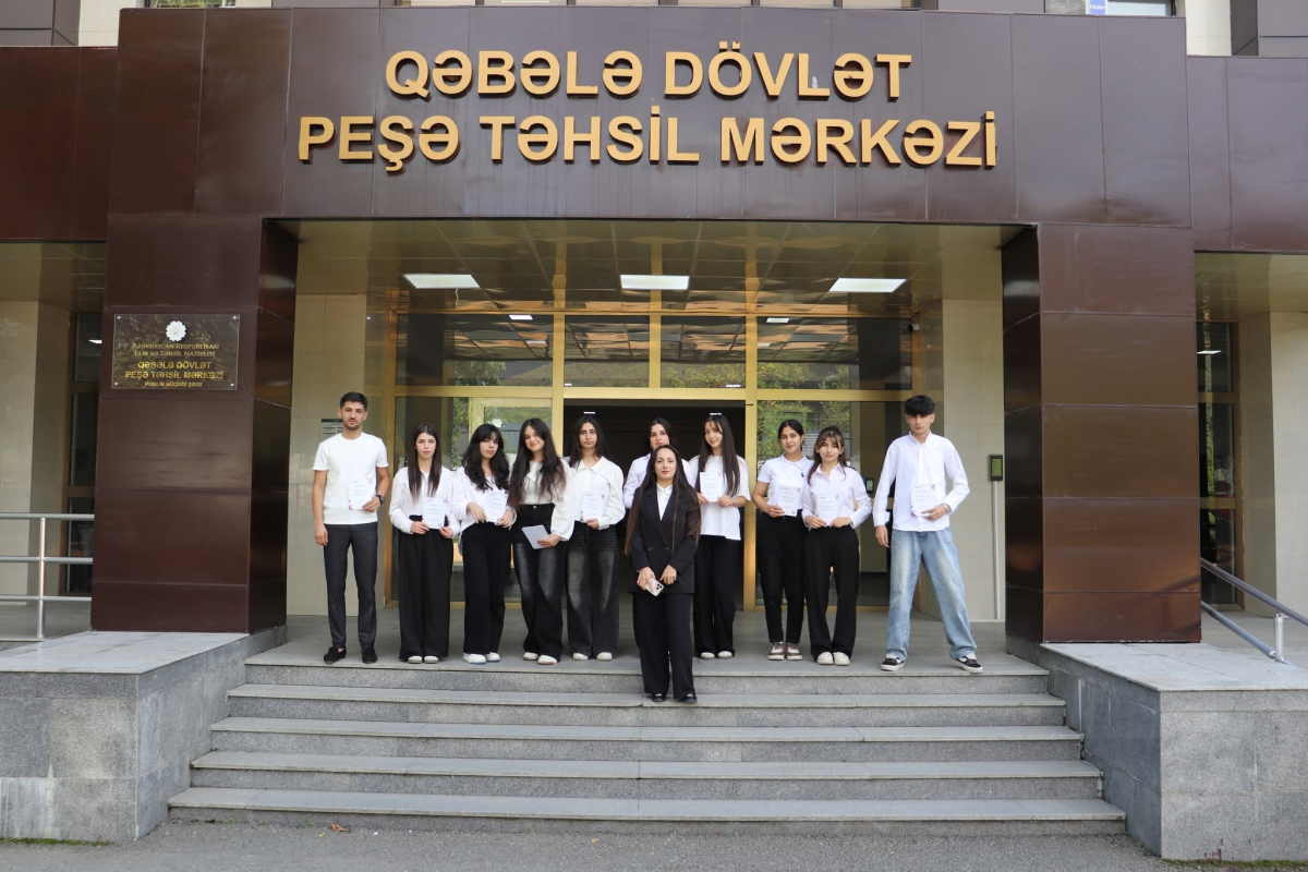 Gələcəyin qrafik dizaynerləri müəllimlərini ilk əl işləri ilə təbrik ediblər