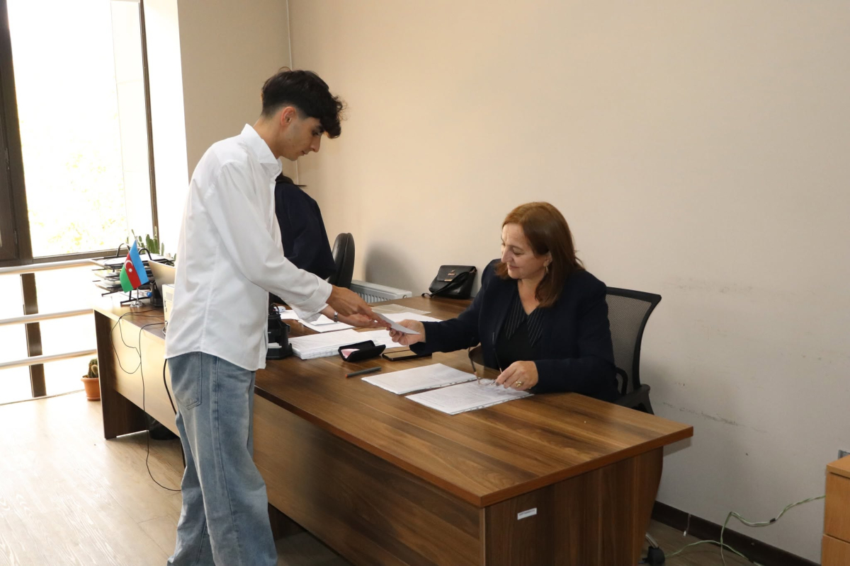 Gələcəyin qrafik dizaynerləri müəllimlərini ilk əl işləri ilə təbrik ediblər