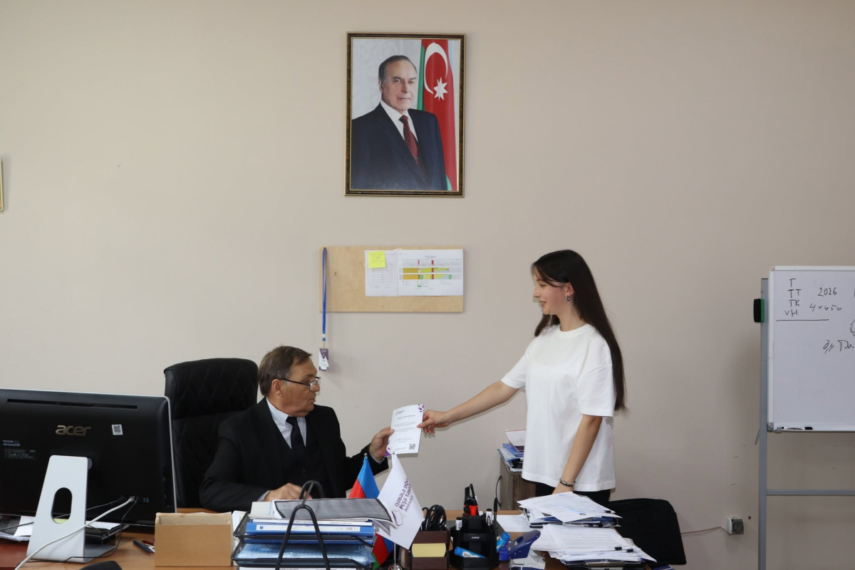 Gələcəyin qrafik dizaynerləri müəllimlərini ilk əl işləri ilə təbrik ediblər