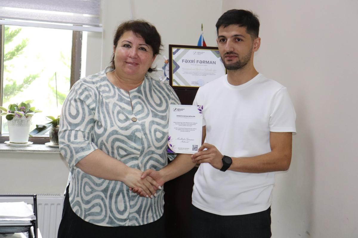 Gələcəyin qrafik dizaynerləri müəllimlərini ilk əl işləri ilə təbrik ediblər