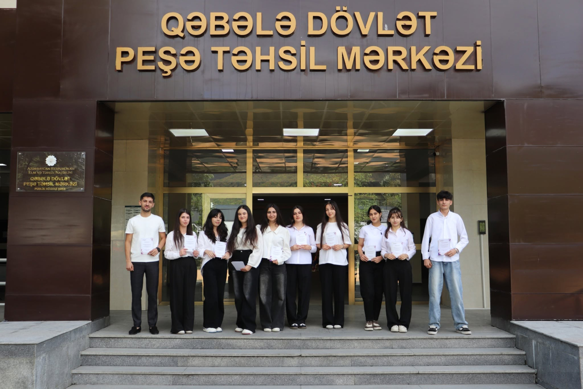 Gələcəyin qrafik dizaynerləri müəllimlərini ilk əl işləri ilə təbrik ediblər