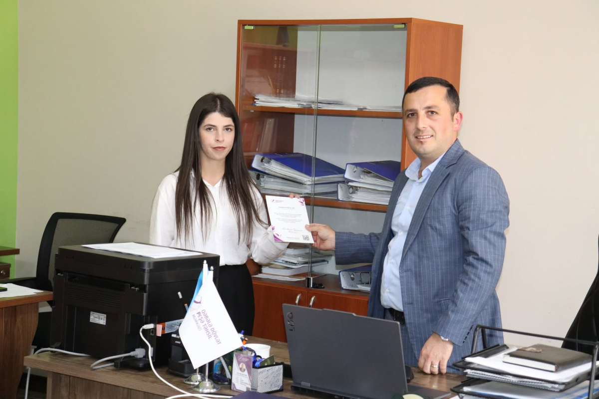 Gələcəyin qrafik dizaynerləri müəllimlərini ilk əl işləri ilə təbrik ediblər