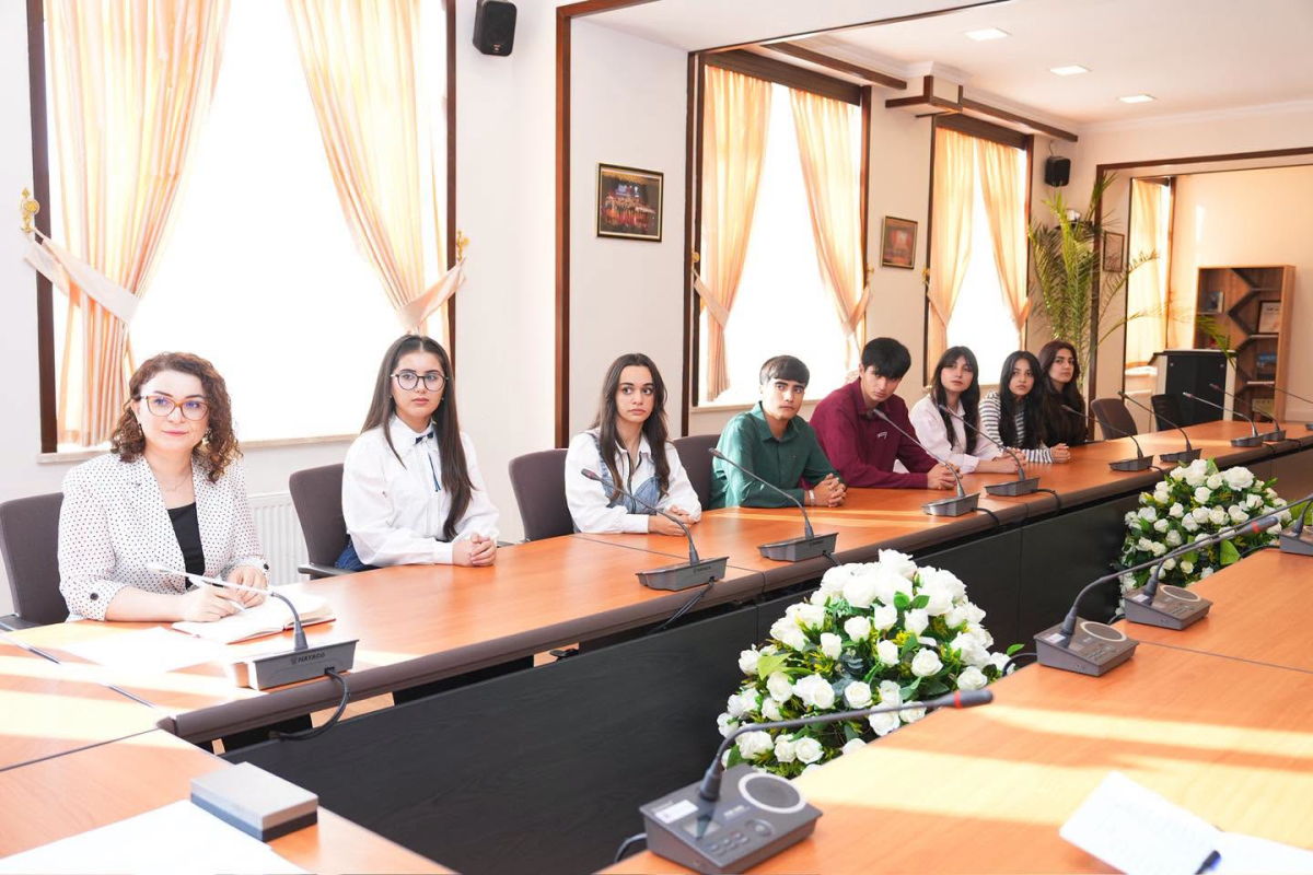 NDU rektoru “Çin-Azərbaycan dilləri” ixtisasına qəbul olunan tələbələrlə görüşüb