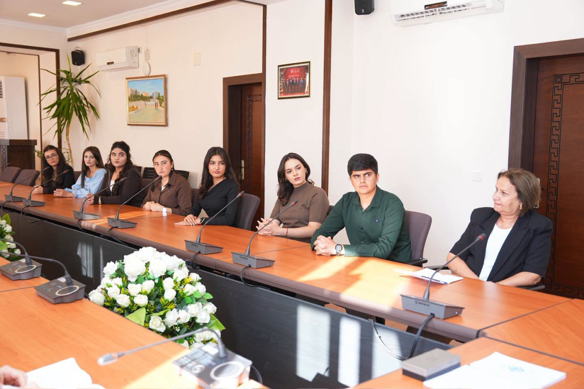 NDU rektoru “Çin-Azərbaycan dilləri” ixtisasına qəbul olunan tələbələrlə görüşüb
