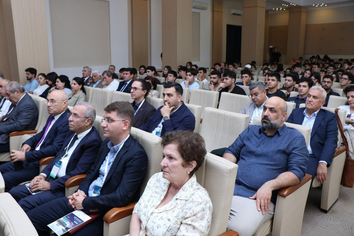 Dünyanın tanınmış zəlzələ mühəndisləri AzMİU-da bir araya gəlib