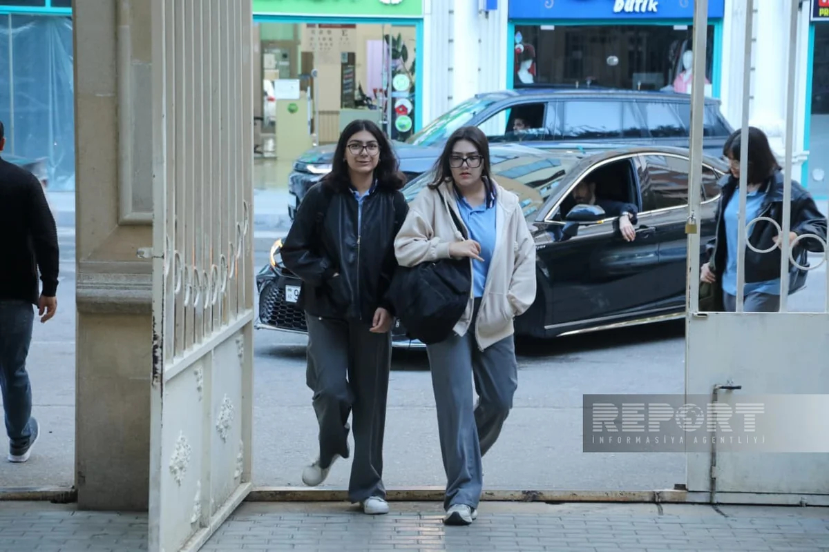 Bakıda 53 nömrəli tam orta məktəbdə məktəbli formasına nəzarət edilir