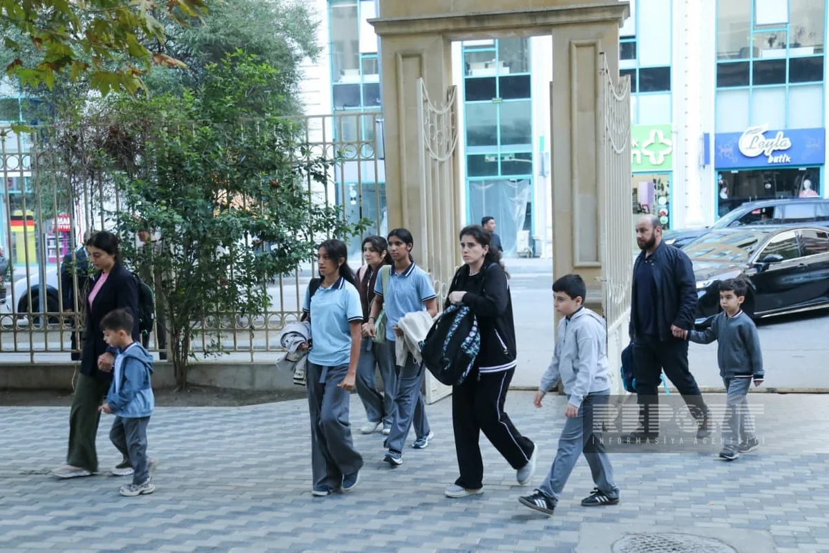 Bakıda 53 nömrəli tam orta məktəbdə məktəbli formasına nəzarət edilir