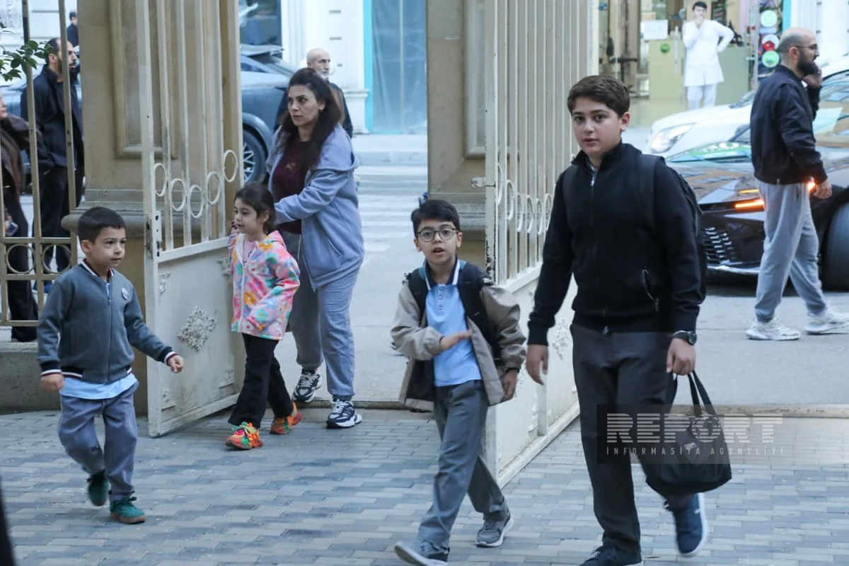 Bakıda 53 nömrəli tam orta məktəbdə məktəbli formasına nəzarət edilir