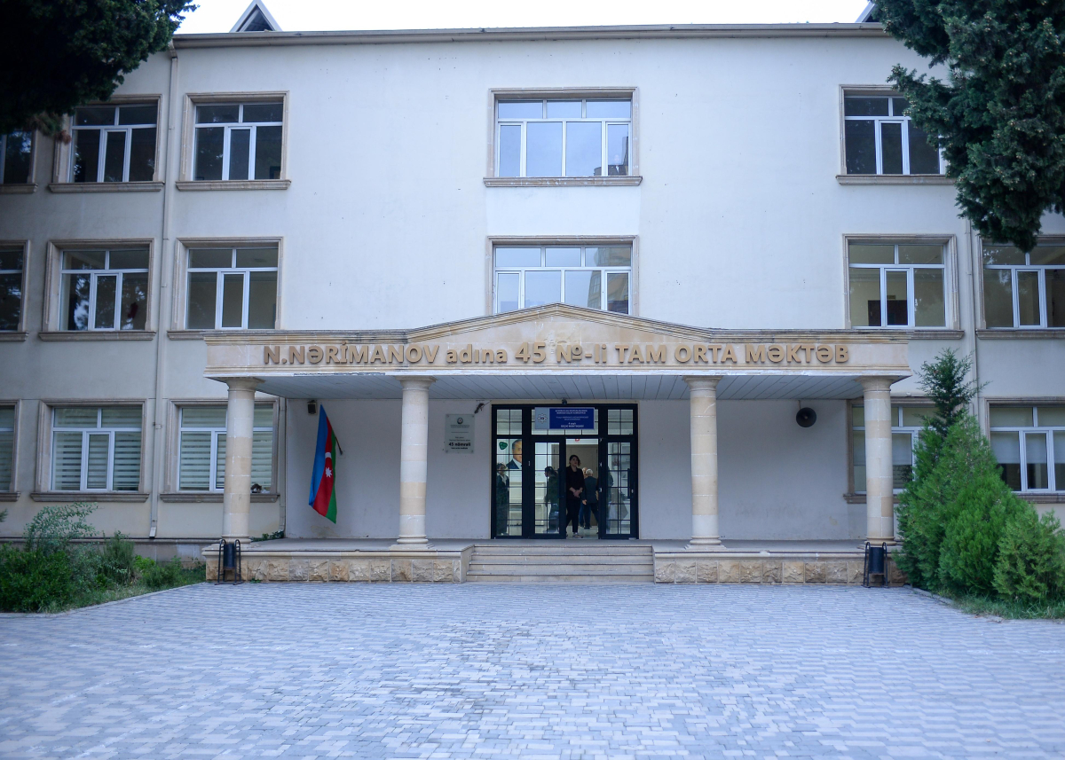 Vahid geyim qaydalarına məktəbin içindən baxış