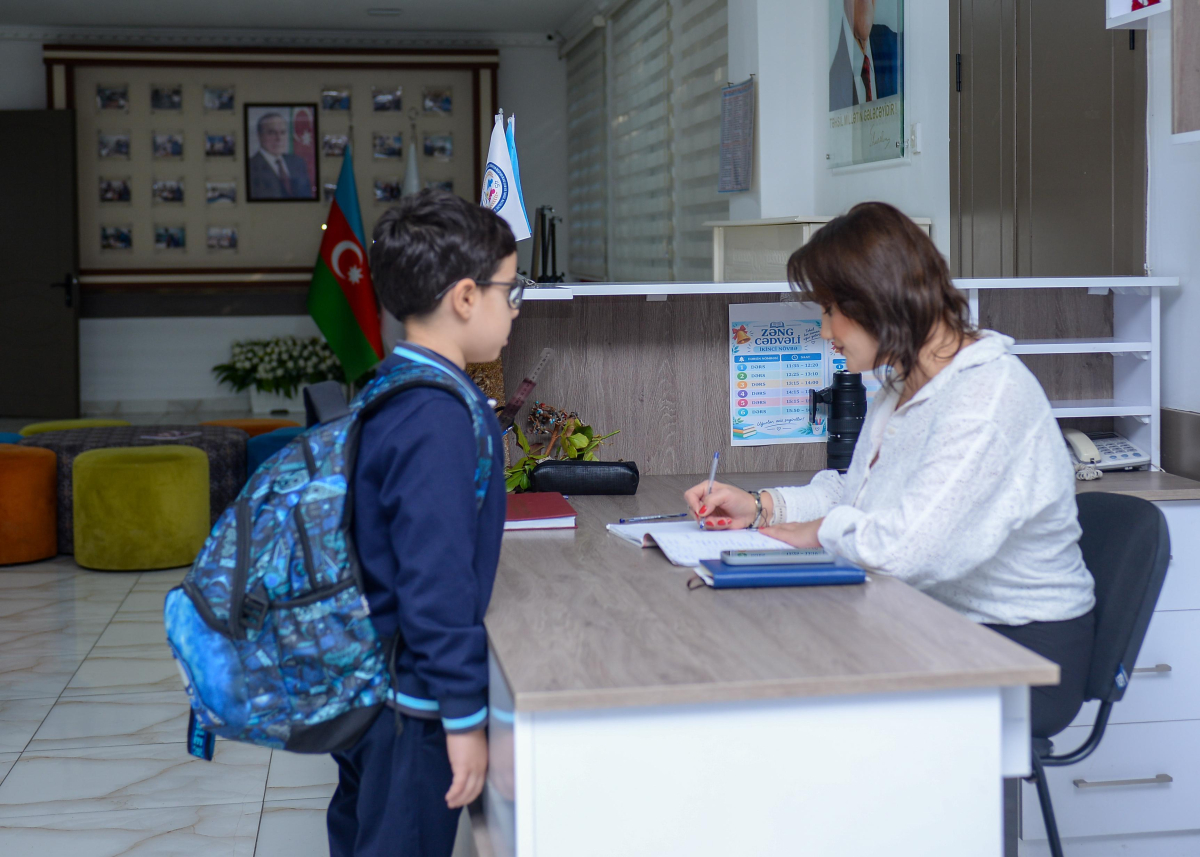 Vahid geyim qaydalarına məktəbin içindən baxış