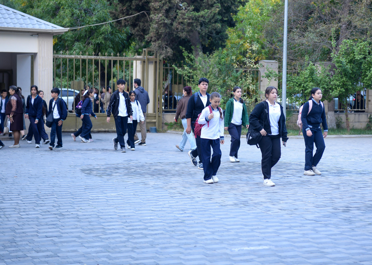 Vahid geyim qaydalarına məktəbin içindən baxış