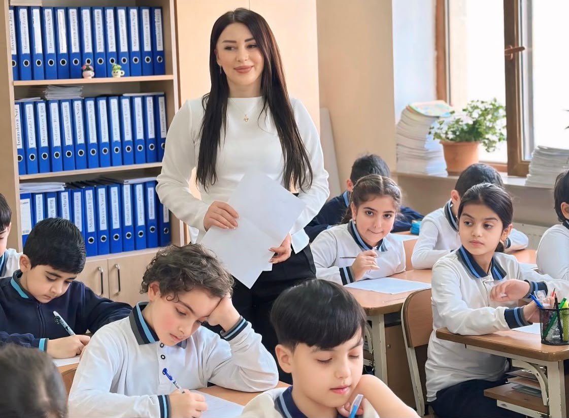 Məktəbli forması ilə bağlı müzakirələr uşaqlarda psixoloji gərginlik yaratmamalıdır