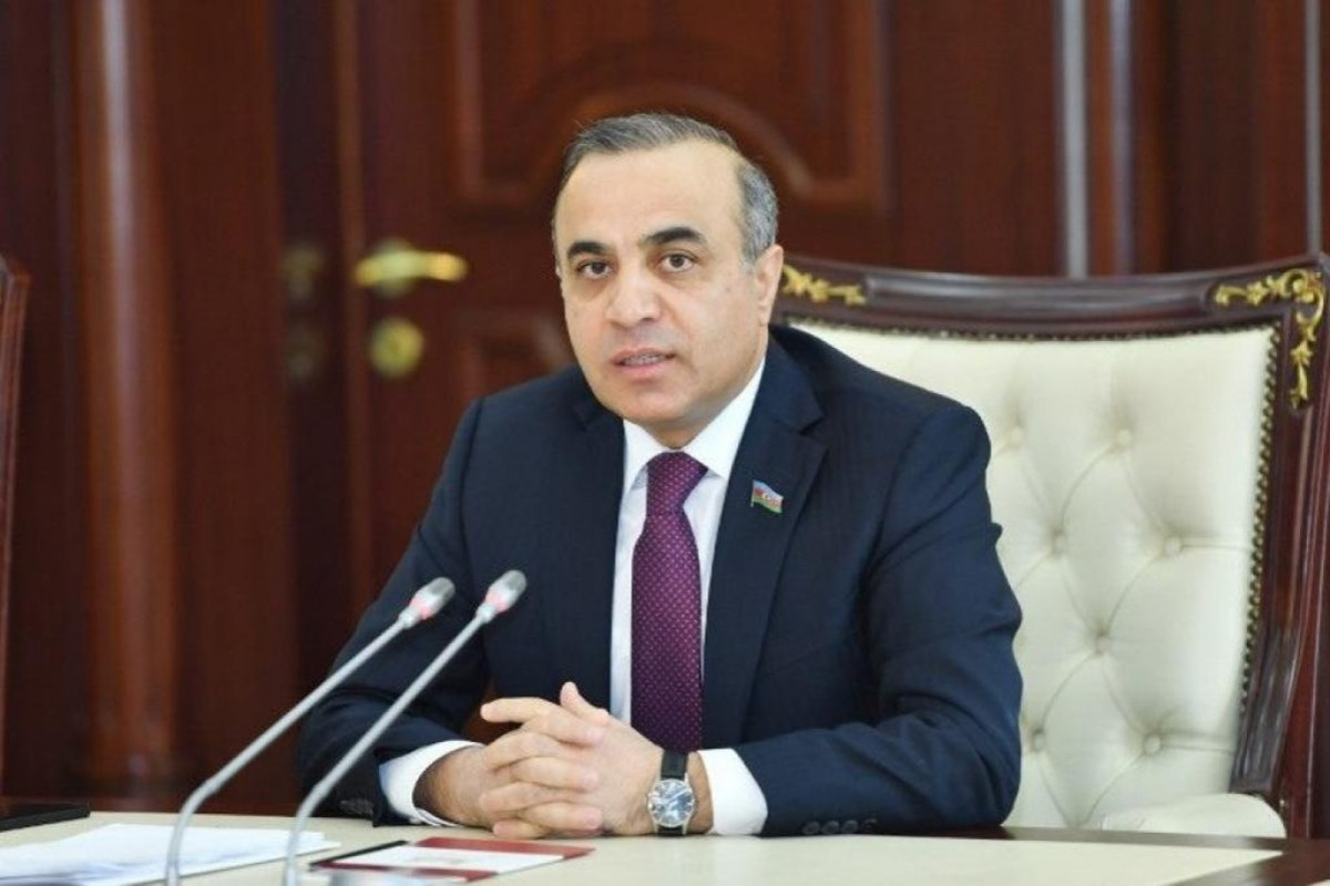 Azay Quliyev: “Vahid məktəbli formasının tətbiqi kiminsə dini inancına qarşı yönəlməyib”