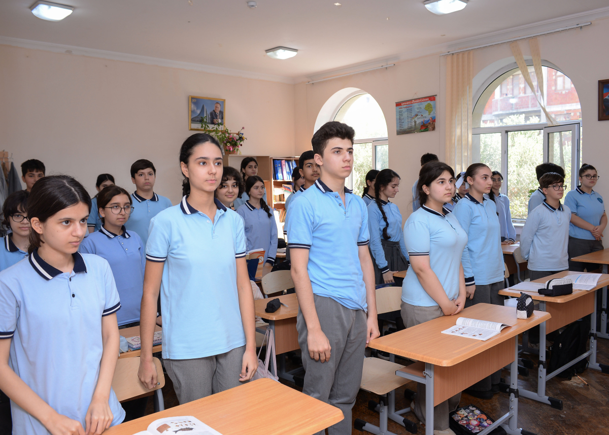 Hamının eyni geyinməsi çox qəşəng görünür