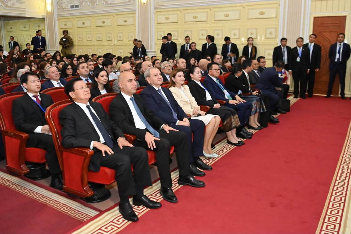 Laos Prezidenti BDU-da tələbələrlə görüşüb