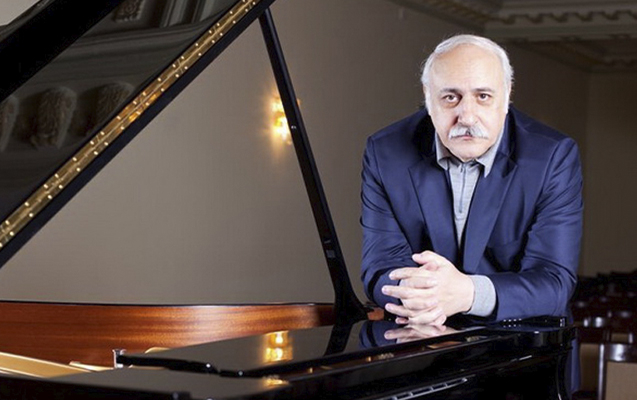 Vahid məktəbli geyiminin tərəfdarıyam