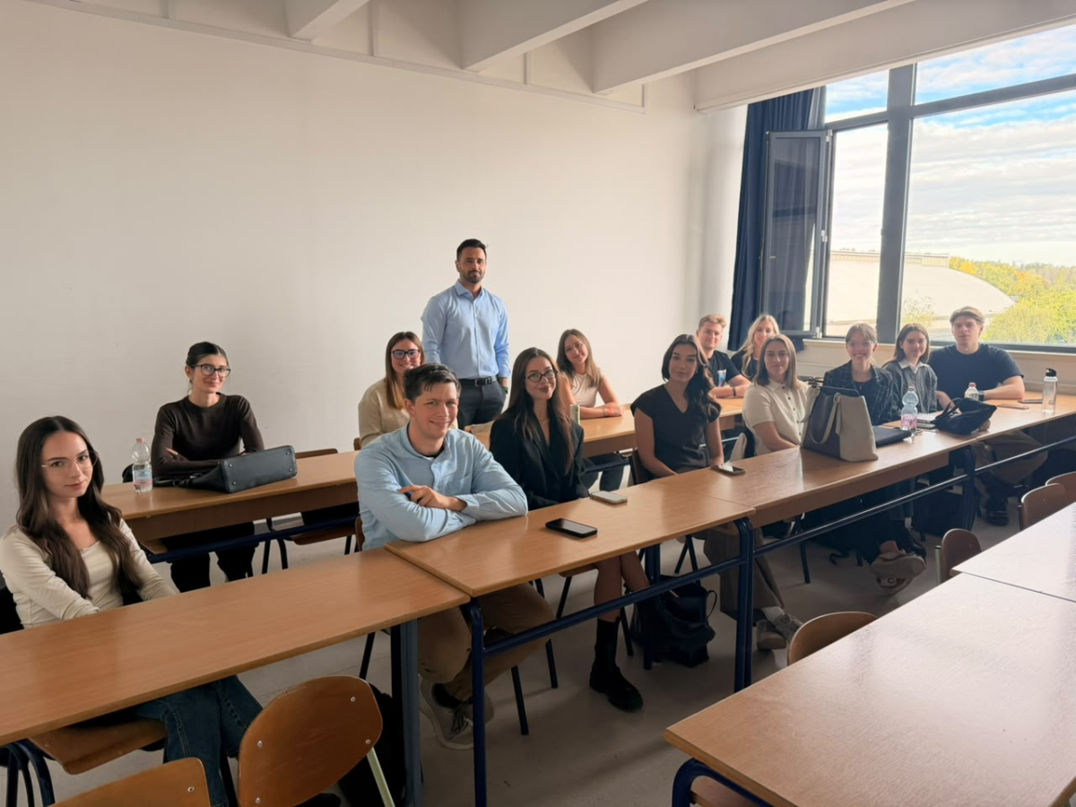 AzTU müəllimi Macarıstan universitetində tələbələrə mühazirə deyib