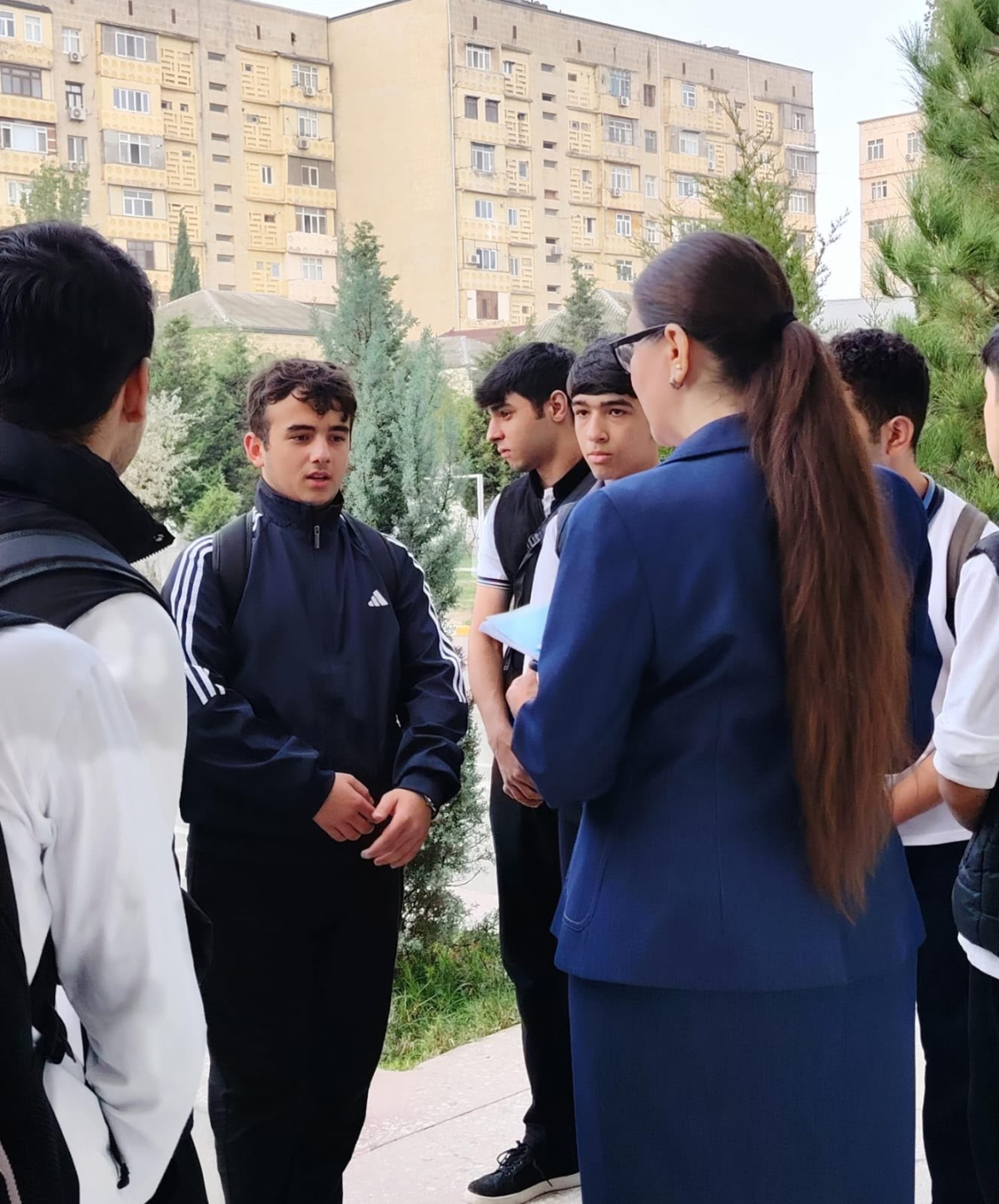 Məktəblərdə geyim tələbləri ilə bağlı monitorinqlər davam edir