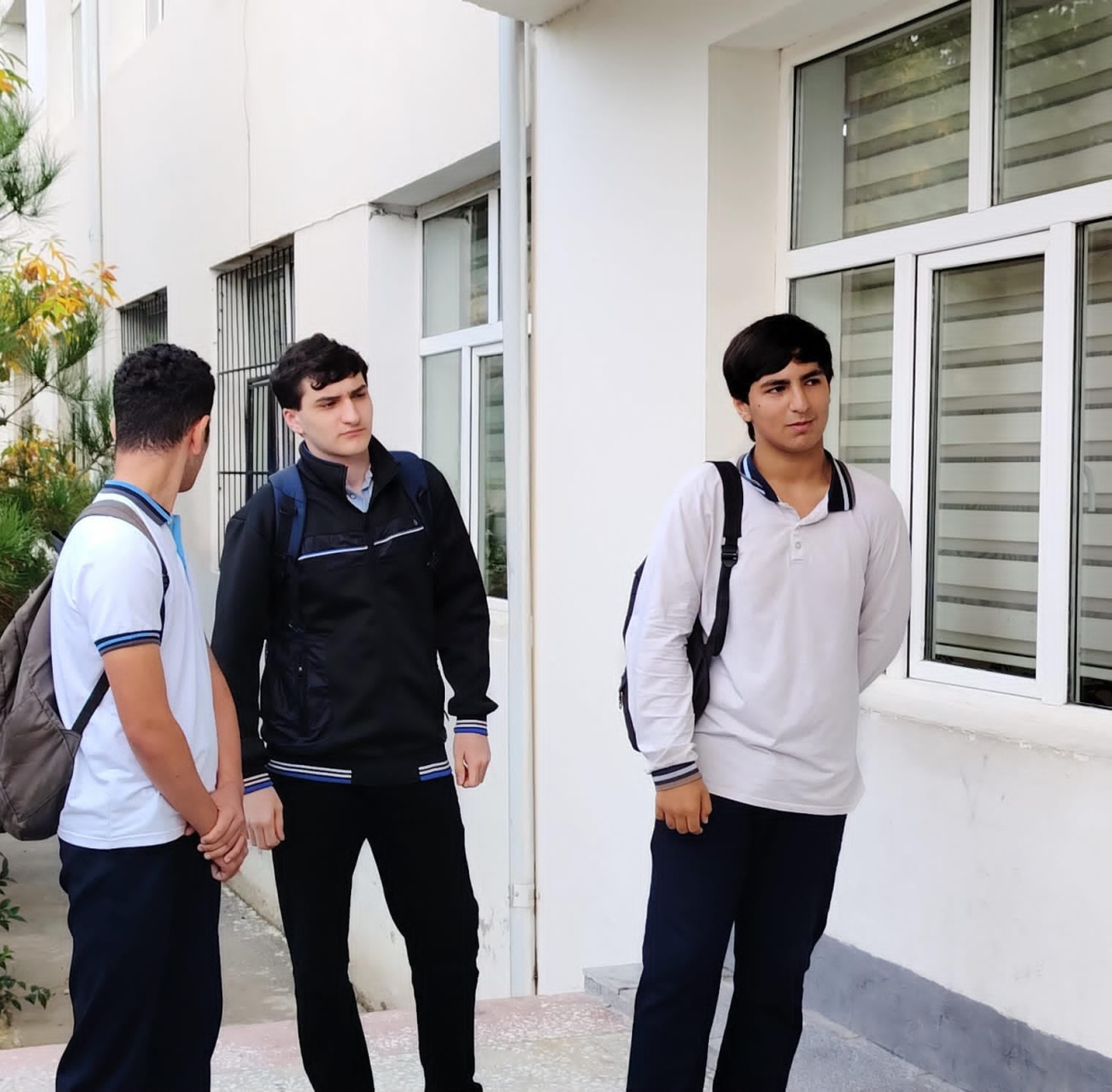 Məktəblərdə geyim tələbləri ilə bağlı monitorinqlər davam edir