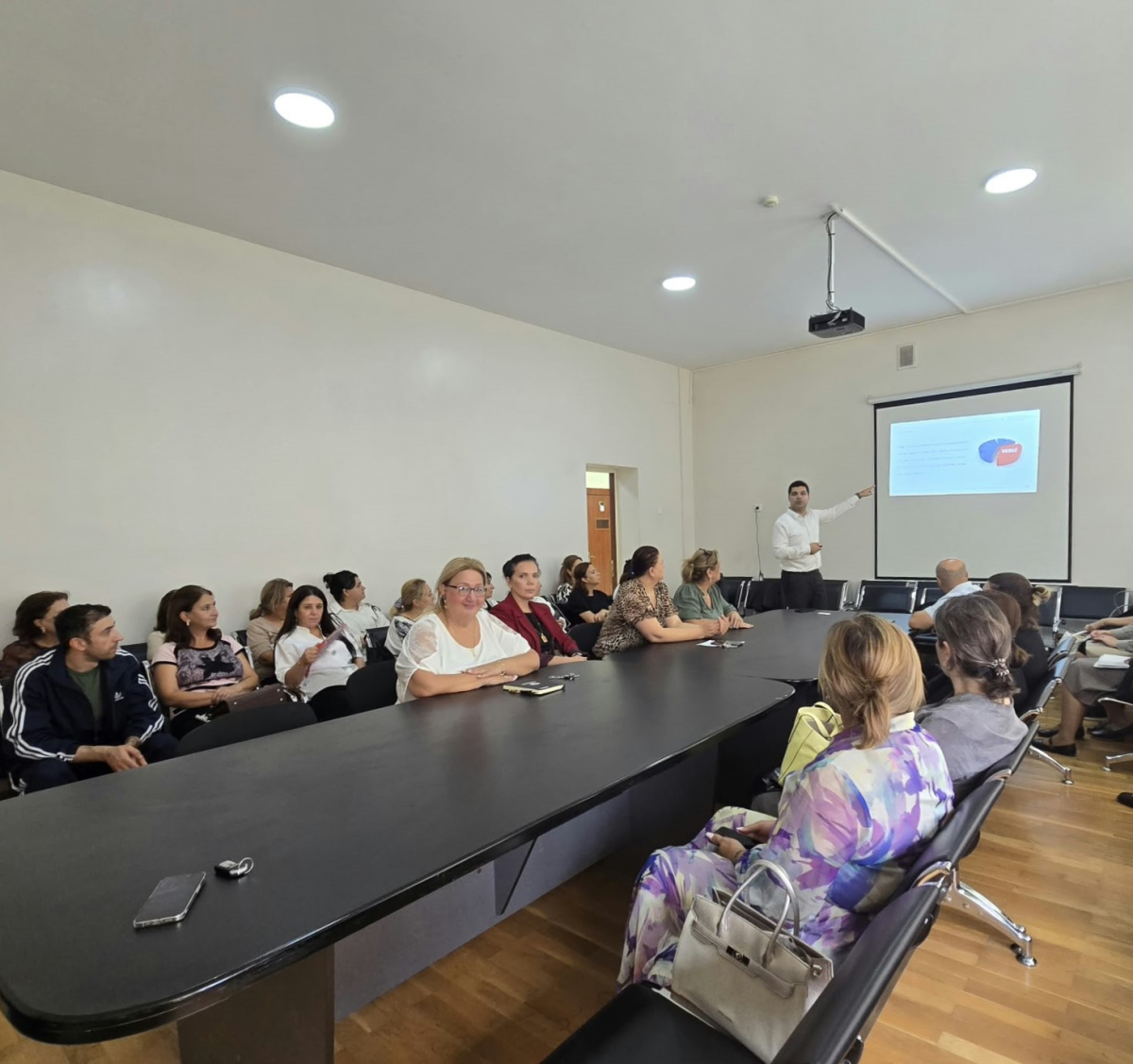 Müəllimlər üçün vergi və maliyyə savadlılığı mövzusunda seminarlar keçirilib