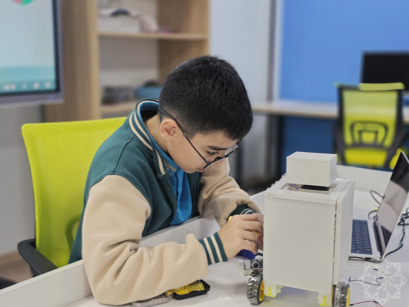 Naxçıvan məktəblisi robot "şagird" hazırlayıb