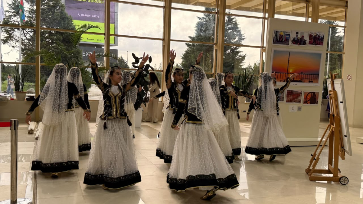 Adını dərslikdə gördü, sərgidə kitabını axtardı
