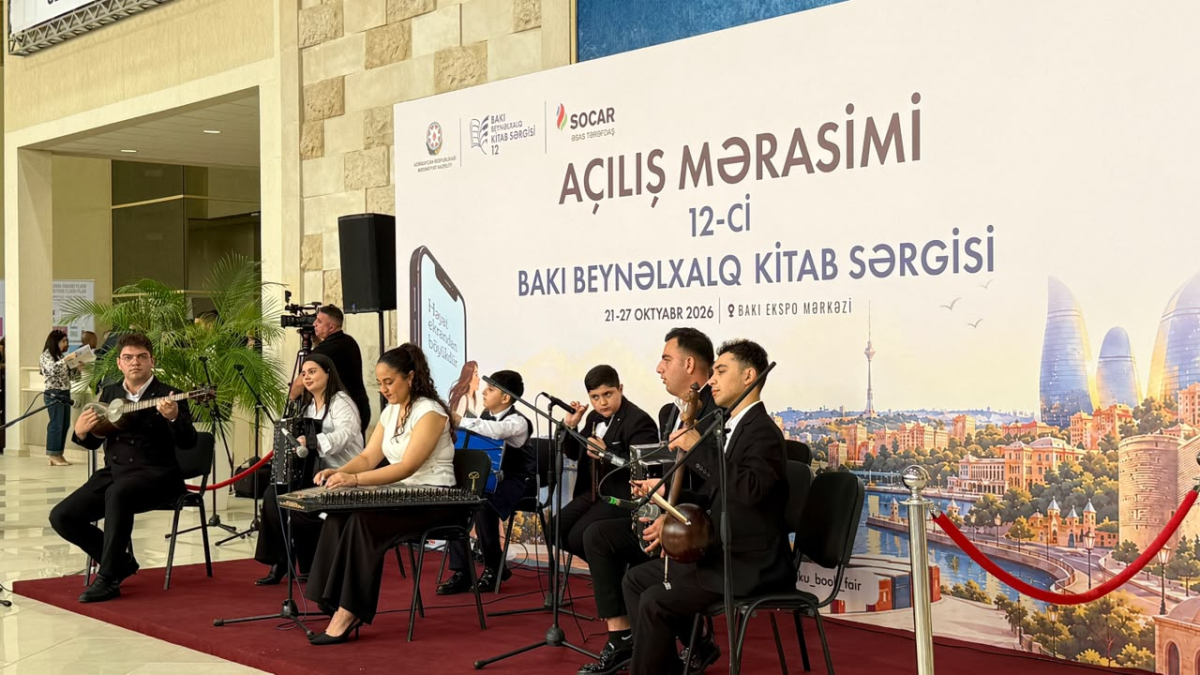 Adını dərslikdə gördü, sərgidə kitabını axtardı
