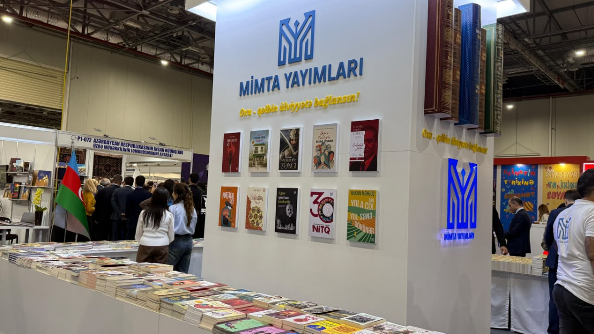 Adını dərslikdə gördü, sərgidə kitabını axtardı