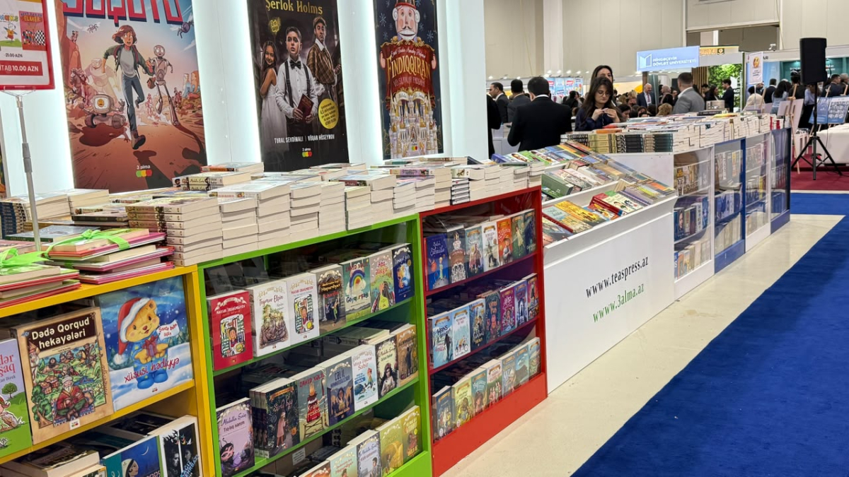 Adını dərslikdə gördü, sərgidə kitabını axtardı