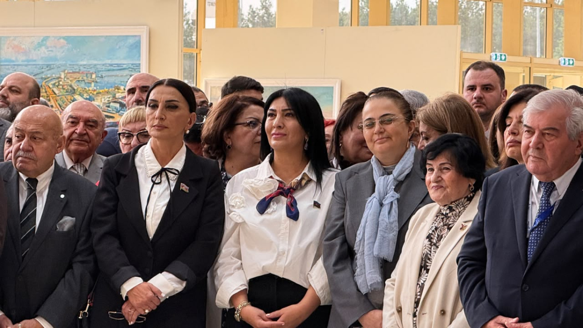 Adını dərslikdə gördü, sərgidə kitabını axtardı