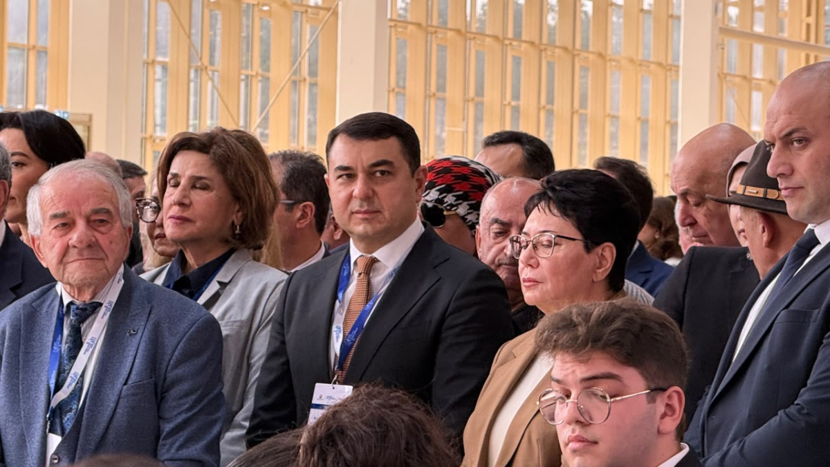 Adını dərslikdə gördü, sərgidə kitabını axtardı