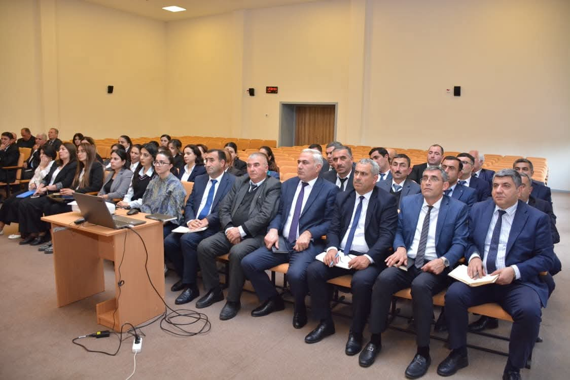 Məktəb direktorları ilə görüş olub 
