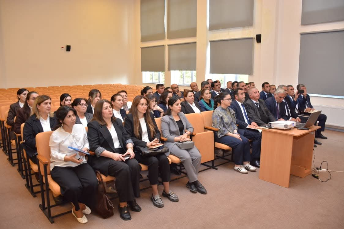 Məktəb direktorları ilə görüş olub 