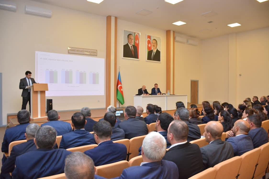 Məktəb direktorları ilə görüş olub 