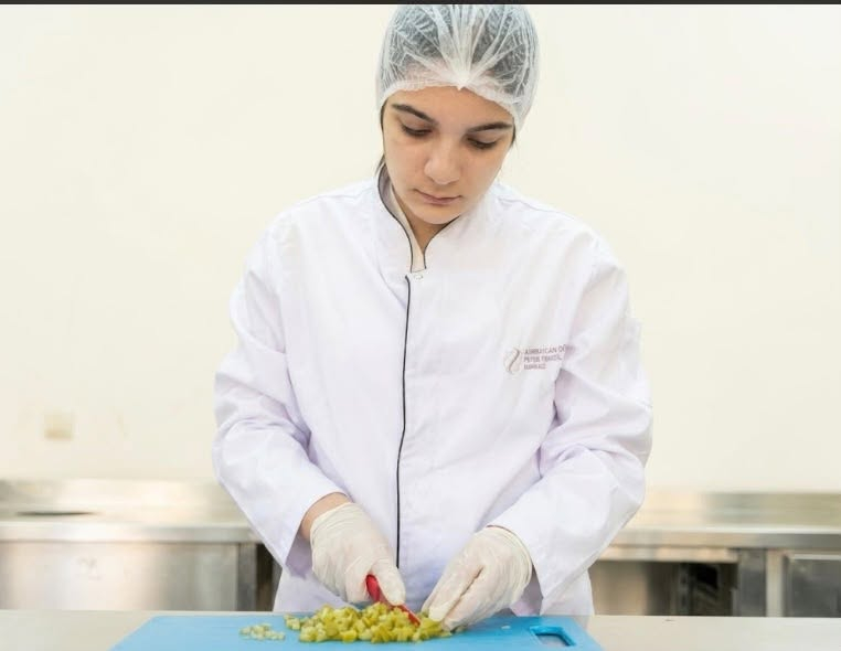 Qəbələdə gələcək aşpazlar üçün istehsalat təlimi keçirilib