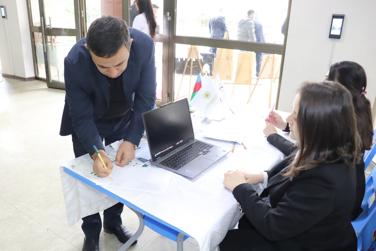 Qəbələdə peşə təhsili tələbələri və məzunları üçün əmək yarmarkası keçirilib