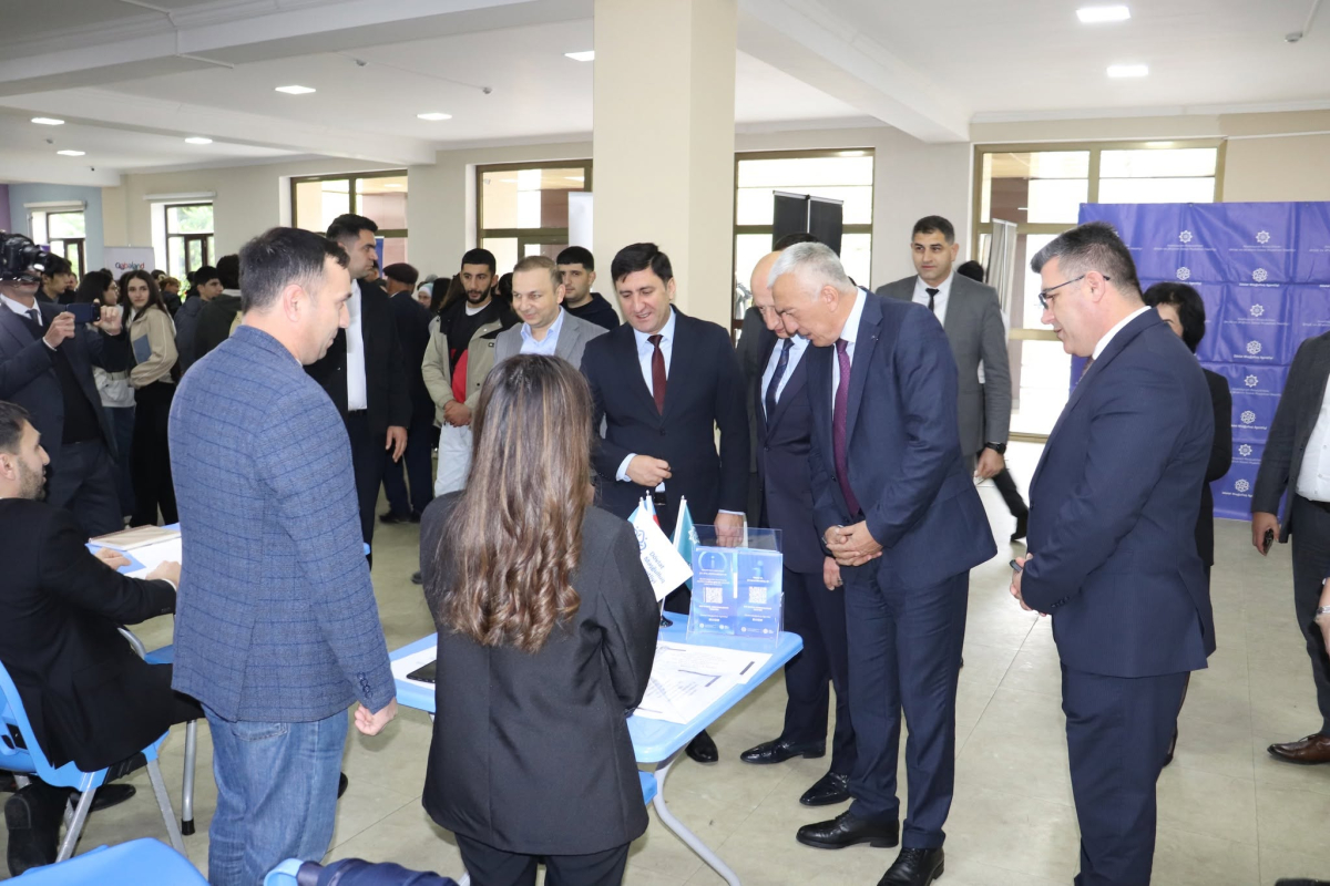 Qəbələdə peşə təhsili tələbələri və məzunları üçün əmək yarmarkası keçirilib