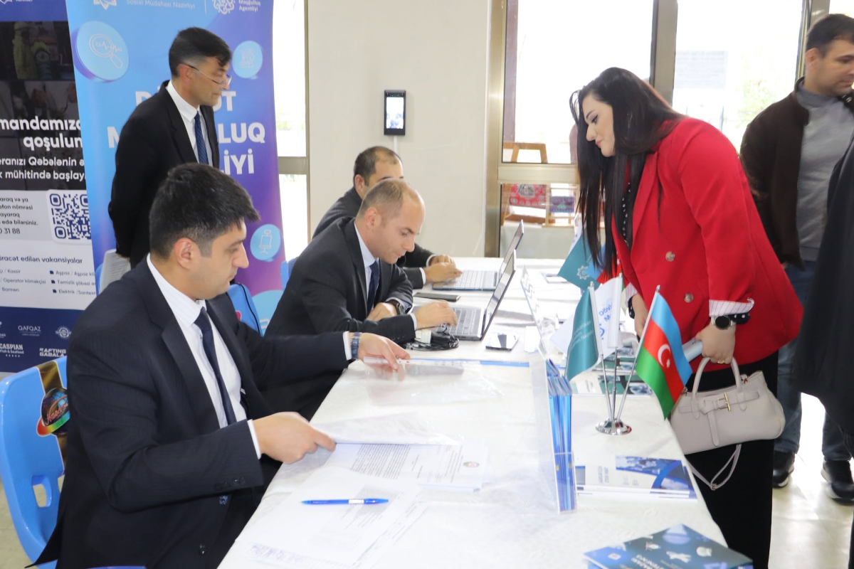 Qəbələdə peşə təhsili tələbələri və məzunları üçün əmək yarmarkası keçirilib