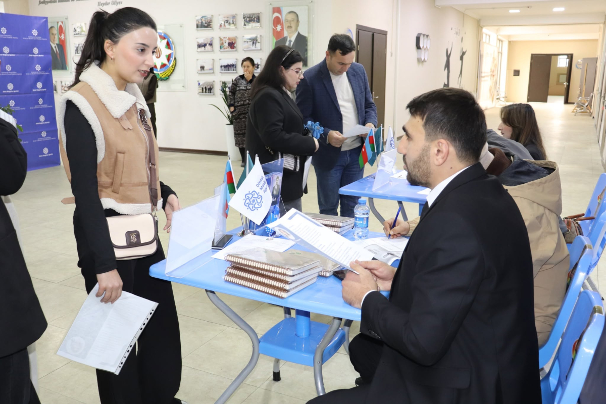 Qəbələdə peşə təhsili tələbələri və məzunları üçün əmək yarmarkası keçirilib