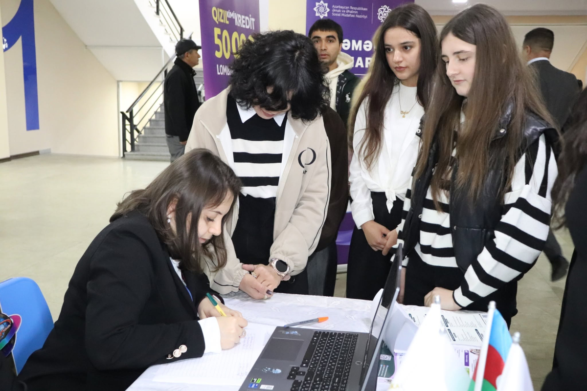 Qəbələdə peşə təhsili tələbələri və məzunları üçün əmək yarmarkası keçirilib